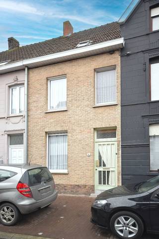 Deze zeer nette en uitstekend onderhouden rijwoning is ideaal gelegen in het hart van Roeselare, op wandelafstand van winkels, openbaar vervoer...