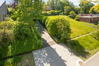 Deze tijdloze en uitstekend onderhouden villa is bereikbaar via een statige oprijlaan en bevindt zich op een prachtig perceel van ca. 22 are.<br />De villa is gelegen in een residentiële en groene woonomgeving die recent werd ingericht als woonerf met bijzondere aandacht voor rust, natuur en leefkwaliteit.<br />Bij het betreden van de woning komt u terecht in een ruime inkomhal met gastentoilet. Het gelijkvloers biedt verder een royale bureauruimte, een aangename eetplaats die naadloos overgaat in de gezellige zithoek met inbouwhaard, en een ruime keuken met ontbijthoek. Daarnaast beschikt de woning over een praktische wasplaats/berging én een volwaardige slaapkamer met ensuite badkamer, ideaal voor gelijkvloers wonen of gastenverblijf.<br />Op de verdieping bevinden zich vier ruime slaapkamers, een badkamer uitgerust met dubbel lavabomeubel en douche, een apart toilet en een grote open ruimte die perfect dienst kan doen als hobbyruimte, speelkamer of extra bureau.<br />De woning is volledig onderkelderd en beschikt over een dubbele garage, een atelier, een CV-kelder en een ruime voorraadkelder.<br />De prachtig aangelegde tuin vormt een ware oase van rust en privacy. Natuurliefhebbers zullen hier volledig tot rust komen, terwijl u tegelijk geniet van een uitstekende ligging op fietsafstand van Leuven.<br />Een unieke eigendom voor wie op zoek is naar ruimte, privacy, comfort en een groene omgeving nabij de stad.<br /> 