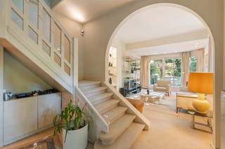 Découvrez cette superbe villa idéalement située dans le quartier très prisé du Montjoie offrant un cadre de vie paisible à deux pas des commodités...