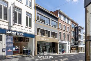 Voor meer info en foto’s, surf naar www.swevers.be – Op zoek naar een ruime studentenwoning in hartje Hasselt? Deze instapklare duplex op de Botermarkt is ideaal om met drie studenten te co-housen. Dankzij de drie volwaardige slaapkamers en de mogelijkheid om de huurprijs te delen, woon je hier bijzonder voordelig op een toplocatie. Mits één bewoner zijn of haar domicilie vestigt, kan het appartement verhuurd worden aan studenten. Met een bewoonbare oppervlakte van 112,84 m² biedt de duplex een lichtrijke leefruimte, een volledig vernieuwde open keuken met berging, een badkamer met ligbad en dubbele lavabo, twee toiletten en een polyvalente ruimte die perfect dienstdoet als studie- of hobbyruimte. De master bedroom beschikt bovendien over een eigen dressing. Het appartement ligt op de tweede verdieping en is bereikbaar met de lift. Je woont op amper 150 meter van de Grote Markt, vlak bij cafés, restaurants en Quartier Bleu. Ook UHasselt, PXL, UCLL en het station zijn vlot bereikbaar, terwijl de E313 en E314 snel toegang bieden voor een weekendje thuis. Beschikbaar vanaf 1/09/2026. Voor meer informatie, bel 011 255 155. Bron bewoonbare oppervlakte: EPC – verslag.