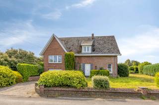 Te renoveren villa op 15a 45ca met zuidgerichte tuin en prachtig uitzicht te Hekelgem!
Op het einde van een doodlopende straat, in een uiterst rustige en groene omgeving, bevindt zich deze grondig te renoveren villa op een prachtig perceel van 15a 45ca. Dankzij de zuidelijke oriëntatie, het weidse uitzicht over de achterliggende velden en het mooie uitbreidingspotentieel biedt deze eigendom tal van mogelijkheden om uw droomwoning te realiseren!
De woning omvat op het gelijkvloers een inkomhal met gastentoilet, een lichtrijke leefruimte met zicht op het groen, een keuken, een veranda en een garage/wasplaats. Op de tussenverdieping bevinden zich 2 slaapkamers, die eveneens perfect dienst kunnen doen als bureau of hobbyruimte. De eerste verdieping beschikt over 2 ruime slaapkamers en een badkamer.
Daarnaast biedt de woning nog een inrichtbare zolder, een extra bergzolder en een ruime kelder, ideaal voor bijkomende woon- of bergruimte.
Extra troeven: de uitzonderlijk rustige ligging, de zuidgerichte tuin, het prachtige open uitzicht en het uitbreidingspotentieel. Bovendien geniet u van een vlotte bereikbaarheid met winkels, scholen en openbaar vervoer in de nabije omgeving.
Een unieke kans voor wie op zoek is naar ruimte, rust en mogelijkheden!
Meer informatie of een bezoek? Contacteer ons via laurens@immoaccenta.be!