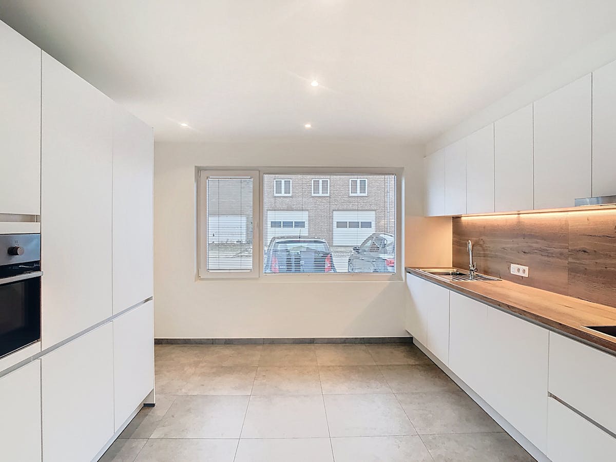 Gerenoveerde woning met 4 slaapkamers en tuin in Krombeke - foto 3