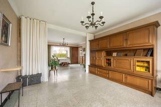 INDELINGDe inkomhal geeft toegang tot de ruime leefruimte. Aansluitend vindt men de gesloten keuken met aansluitend de veranda. Vanuit de leefruimte...