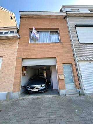  Instapklare woning met 4 à 5 slpkmrs, inpandige garage en een tuin om van te genieten op gegeerde ligging in Merksem Verrassend ruime woning met...