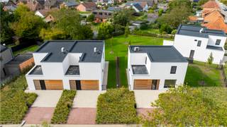 Kleinschalig topproject te Millegem.<br /><br />In het centrum van Mol-Millegem, in een kindvriendelijke en rustige omgeving, staat dit nieuwbouwproject bestaande uit vier halfopen bebouwingen en één open bebouwing, die allemaal tot in de puntjes zijn afgewerkt. <br />Het project biedt comfort en ruimte die u van een moderne woning mag verwachten.<br /><br />Elke woning is ontworpen met aandacht voor licht, functionaliteit en duurzaamheid. Ze beschikken allemaal over volledig geïnstalleerde keuken, parket, 3 slaapkamers, ruime moderne badkamer, 2 toiletten, grote wasberging (inclusief ingemaakte kasten, wasmachine en droogkast), inpandige garage met automatische poort, afgesloten tuin (wordt bij verkoop nog uitgevoerd),… De aangelegde voortuin met avondverlichting, de oprit met geplaatste brievenbus, de ingelegde mat aan de voordeur, de vliegenramen, de ingemaakte kasten, de stalen deur met glas, alle toestellen in de keuken en de berging, de schilderwerken van boven tot onder, tot en met de kapstok in de inkomhal… Er is werkelijk aan alles gedacht om verhuizen zo makkelijk mogelijk te maken.<br /><br />Naast esthetiek staat ook energiezuinig wonen centraal. De woningen zijn quasi energieneutraal en uitgerust met vloerverwarming met warmtepomp, ventilatiesysteem D en zonnepanelen, waardoor u niet alleen geniet van een aangenaam binnenklimaat, maar ook van een lage energiefactuur. <br /><br />De combinatie van hedendaagse architectuur, hoogwaardige materialen en duurzame technieken maakt dit project tot een ideale keuze voor gezinnen die waarde hechten aan comfort, kwaliteit en toekomstgericht wonen.