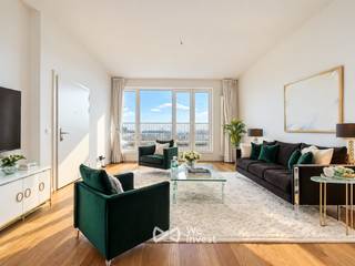 <p>Infos & visites : 02 315 51 71<br /><br />We Invest vous présente ce superbe appartement duplex de haut standing, situé au 3, rue du Parlement à Bruxelles, au cœur du prestigieux quartier européen.<br />Deux emplacement de parking obligatoire à 20.000€ par emplacement.<br /><br />Occupant les 5e et 6e étages d’un immeuble récent avec ascenseur, cet appartement neuf offre de beaux volumes et des prestations de qualité. Il se compose d’un vaste séjour lumineux de 45 m² avec accès direct à une terrasse de plus de 30 m², ainsi que d’une cuisine ouverte entièrement équipée avec espace de rangement.<br /><br />À l’étage inférieur, vous trouverez 3 chambres de 20 m², 15 m² et 12 m², une salle de bains avec jacuzzi, une salle de douche, deux WC séparés, un vestiaire et un espace buanderie. Deux terrasses supplémentaires viennent compléter ce bien et offrent de belles vues sur Bruxelles.<br /><br />Pour votre confort et votre sécurité, l’appartement dispose notamment de portes blindées, d’un digicode, de vidéophones et de paraphones.<br /><br />Sa situation exceptionnelle, au cœur du quartier européen, permet de rejoindre facilement le Parlement européen, la Commission européenne, le Conseil européen ainsi que les nombreuses institutions, ambassades et organisations internationales. Les transports en commun sont nombreux à proximité, avec notamment la gare de Bruxelles-Luxembourg, le métro, le tram et les bus.<br /><br />Vous profiterez également de la proximité du Parc Léopold et du Cinquantenaire, ainsi que de nombreux commerces, restaurants, bars, écoles et crèches.<br /><br />Un appartement d’exception offrant espace, confort, terrasses et une localisation privilégiée au cœur du quartier européen.<br /><br />À visiter au plus vite !</p>