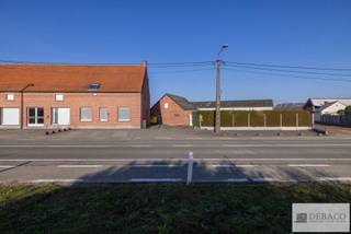 Deze woning is gelegen op een perceel van 8.837 m² en combineert ruimte met een mooi perceel weiland.<br /><br />Binnen in de woning word je verwelkomd in de inkomhal die toegang verleent tot de leefruimte, de keuken, de kelder, de traphal, de wasplaats & het aparte toilet. De leefruimte staat in directe verbinding met de keuken. Vervolgens krijgt u vanuit de keuken toegang tot de veranda. De veranda geeft toegang naar buiten en ook tot de naastgelegen praktische berging / wasplaats die zoals voordien vermeld ook een deur naar de inkomhal heeft waar de traphal naar de eerste verdieping zich bevindt. Naast de inkom ligt de garage met aanpalend een grote bergruimte. <br /><br />Op de eerste verdieping bevinden zich 3 slaapkamers, een badkamer, en een apart toilet. <br /><br />Aanpalend aan de woning ontdek je nog een grote polyvalente ruimte van 85m². Daarnaast bevat deze ruimte nog 2 burelen, een apart toilet, een opslagruimte & een garage. De grote polyvalente ruimte is rechtstreeks toegankelijk vanuit de straatkant & geeft ook toegang tot de tuin en is ideaal om als winkel, toonzaal, sportzaal, werkplaats, hobbyruimte of atelier in te richten. De volledige bovenverdieping van de polyvalente ruimte & opslagruimte kan benut worden om zaken te stockeren.<br /><br />Rechts van de woning loopt een wegenis van 3 meter breed naar achteren.<br />Achteraan bevindt zich een magazijn van 500m², ideaal als opslagruimte.<br /><br />De woning is omgeven door een prachtige tuin met agrarisch zicht en achteraan ideaal om helemaal tot rust te komen.<br /><br />Vooraan zijn er 2 putten (5.200 liter) stookolie aanwezig. De EPC-waarde bedraagt 1074 kWh/m² jaar (Renovatieplicht)!<br /><br />Troeven:<br />+ Toplocatie<br />+ Perceel van 8.837 m²<br />+ Ruime en aangename tuin, mogelijkheid tot wei voor dieren<br />+ 3 slaapkamers aanwezig<br />+ Magazijn / werkplaats aanwezig<br />+ Winkelruimte / bureauruimte aanwezig<br /><br />Interesse in deze woning met magazijn in Herenthout?<br />Wees er snel bij en contacteer ons via: info@debaco.be of bel ons op 014/73.77.77 voor een bezoek ter plaatse!