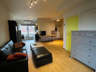 Ontdek deze knusse studio/penthouse, ideaal gelegen in het hart van Strombeek, nabij alle voorzieningen. Gelegen op de 3e verdieping met lift tot...