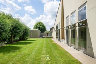Aan de rand van de Bosmolens, op wandelafstand van het provinciaal domein Wallemote/Wolvenhof en vlakbij de op- en afrit van Izegem en AZ Delta, bevindt zich deze instapklare architectenvilla op een perceel van 1.897 m².<br /><br />De woning biedt 356 m² bewoonbare oppervlakte en werd afgewerkt met hoogwaardige materialen zoals teak, natuursteen en inox. Grote raampartijen, royale plafondhoogtes en een doordachte architectuur zorgen voor een uitzonderlijk gevoel van ruimte, licht en een naadloze connectie met buiten.<br /><br />Op het gelijkvloers bevinden zich een stijlvolle leefruimte met open haard die rechtstreeks uitgeeft op het mooie terras met zwembad en het naastgelegen poolhouse. Verder is er een luxueus uitgeruste leefkeuken, een multifunctionele ruimte die perfect dienst kan doen als bureau, praktijk of extra slaapkamer, een praktische wasplaats en een dubbele garage met berging.<br /><br />De verdieping omvat drie volwaardige slaapkamers, waaronder een royale mastersuite met dressing en een luxueuze badkamer. Een tweede badkamer vervolledigt het comfort voor het gezin.<br /><br />De fraai aangelegde, zonnige tuin met volledig vernieuwd zwembad en stijlvol poolhouse met eetplaats, kitchenette en kleedkamer vormt een echte oase van rust en privacy en creëert een vakantiegevoel in eigen tuin.<br /><br />Een exclusieve villa waar moderne architectuur, hoogwaardige afwerking, uitzonderlijk wooncomfort en een uitstekende bereikbaarheid perfect samenkomen.