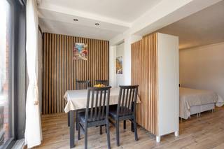Residentieel gelegen, op 100m van de ZEE... TRENDY gerenoveerde GELIJKVLOERSE studio met ZONNIGE TUIN! Deze INSTAPKLARE studio maakt deel uit van een kleine residentie en omvat: ZONOVERGOTEN leefruimte (grote raampartijen) met directe toegang tot de tuin, moderne open keuken, slaaphoek, vernieuwde badkamer (douche, lavabo, toilet). Kom helemaal tot rust in de prachtige tuin met terras en tuinberging (aansluiting wasmachine). Toplocatie vlakbij het strand, openbaar vervoer, winkels,... Dubbele beglazing in PVC, GOEDGEKEURDE ELEKTRICITEIT, CV,... Korting registratierechten mogelijk. Puur genieten!