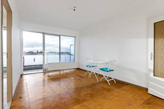 Welkom in dit stralende één-slaapkamerappartement, waar lichtinval en compact leefcomfort hand in hand gaan. De grote raampartijen laten de zon...