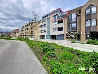 Cet spacieux appartement duplex bénéficie d’un emplacement extrêmement central dans le centre commercial d’Oostkamp.La disposition de cet appartement...