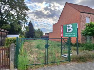 Rustig gelegen bouwgrond vlakbij Geel-centrum met een oppervlakte van 711m² voor half-open bebouwing.<br /><br />De grond heeft een straatbreedte van 10m en een diepte van 71m.<br /><br />Erg gunstige ligging nabij Geel-centrum en alle faciliteiten op wandelafstand!<br /><br />Contacteer ons kantoor voor meer info, bouwvoorschriften en plan via 0471/605.314 of mail info@immo-b.be!