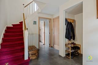 <p><span>Gelegen in Koningslo, in een rustige en groene woonomgeving nabij winkels, openbaar vervoer en de belangrijkste invalswegen naar Brussel, bevindt zich deze uitstekend onderhouden bel-etagewoning. De woning werd in de jaren 2000 gerenoveerd en sindsdien met de grootste zorg onderhouden, waardoor ze vandaag volledig instapklaar is. Op het gelijkvloers bevinden zich een garage, een ruime wasplaats/berging, een gastentoilet en toegang tot de verzorgde, diepe tuin met aangelegd terras en tuinhuis. De eerste verdieping omvat een volledig ingerichte keuken en een lichtrijke leefruimte met grote raampartijen voor- en achteraan. Het parket en de schouw zorgen voor een warme en sfeervolle uitstraling, terwijl de ruimte plaats biedt voor een zit- en eetplaats en een gezellige lees- of bureauhoek. De tweede verdieping telt twee volwaardige slaapkamers (ca. 14 m²), een derde kamer die ideaal is als bureau, kinder- of logeerkamer, en een verzorgde badkamer met wastafel, toilet en ligbad met douchefunctie. Extra troeven zijn de bergzolder, de ruime berging, een oprit die zorgt voor extra parkeerplaats en de rustige, kindvriendelijke ligging met een speelplein op wandelafstand. Bovendien beschikt de woning over een gunstig EPC-label C. Een ideale gezinswoning op een gegeerde ligging.</span><span> </span></p>
