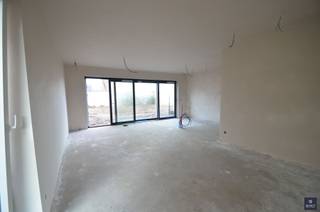  INSTAPKLARE, ENERGIEZUINIGE NIEUWBOUWWONING OP LOT 5Bewoonbaar tegen de Zomervakantie!Deze prachtige, ruime halfopen bebouwing (± 274m² bruto) in...