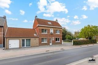 <p>BEZOEKDAG: zaterdag 25/04 (enkel op afspraak)</p><p>Ontdek deze ruime woning met een bewoonbare oppervlakte van 184 m² op een perceel van 467 m². Ideaal voor wie op zoek is naar ruimte en de mogelijkheid om de woning nog naar eigen smaak op te frissen en in te richten.</p><p>Op het gelijkvloers kom je binnen via de inkomhal die toegang geeft tot de lichtrijke woonkamer en eetplaats. Aansluitend bevindt zich de keuken. Verder is er een badkamer, een apart toilet en een extra ruimte die perfect kan dienen als bureau of slaapkamer.</p><p>Op de eerste verdieping bevinden zich 2 volwaardige slaapkamers. De zolder biedt bijkomende bergruimte of uitbreidingsmogelijkheden, en ook een praktische kelder is aanwezig.</p><p>De woning beschikt over een garage en bijkomende parkeerplaatsen, evenals een tuin met terras. Dankzij de flexibele indeling en de aanwezige ruimtes biedt deze woning veel potentieel na opfrissing.</p><p>Rustig gelegen, maar toch nabij winkels, scholen en belangrijke verbindingswegen.</p><p>Aarzel niet om ons te contacteren voor meer info of een bezoek!<br />📞 0479/93.41.49<br />📩 nathan.van.renterghem@immo-zone.be</p>