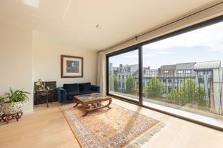 Recent (bouwjaar 2015) energiezuinig appartement met 2 slaapkamers en zonnig terras te Oud-Berchem!<br /><br />Het appartement is gelegen op de bovenste verdieping van een kleinschalig gebouw met lift en omvat: inkomhal, lichtrijke leefruimte met groot schuifraam en open, volledig geïnstalleerde keuken. <br /><br />De kwalitatief op maat gemaakte keuken beschikt over moderne toestellen en voldoende opbergruimte, met aansluitend een praktische aparte berging voor wasmachine en droogkast.<br /><br />Via het schuifraam bereikt u het zonnige terras.<br /><br />Verder beschikt het appartement over twee slaapkamers (12 m² - 6m²), waarvan een momenteel ingericht als dressing. De badkamer is voorzien van een ligbad met douchefunctie en lavabo, alsook een apart toilet.<br /><br />Het appartement is afgewerkt met authentiek eiken parket, wat zorgt voor een warme uitstraling.<br /><br />Inclusief privatieve kelderberging en gemeenschappelijke fietsenstalling.<br /><br />Gelegen in de gegeerde wijk Oud-Berchem, met een supermarkt op wandelafstand en een vlotte verbinding naar het stadscentrum met tram of fiets. In de nabije omgeving bevinden zich het Middelheimpark en Nachtegalenpark, ideaal voor ontspanning en groen.<br /><br />Belangrijkste troeven:<br /><br />•⁠ ⁠Bouwjaar 2015 met⁠ kwalitatieve afwerking<br />•⁠ ⁠EPC 90 (A-label) – energiezuinig<br />•⁠ ⁠Kleinschalig gebouw met lift (8 units)<br />•⁠ ⁠Zuidgericht terras<br /><br />71 m² bewoonbare oppervlakte (cfr EPC).<br /><br />Wenst u een bezoek of meer informatie? Dan kan u ons steeds contacteren via info@dvarealestate.be of via 03/297.00.00.