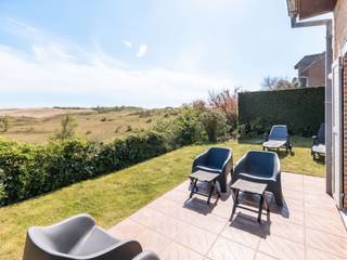 Aan de rand van het beschermde duinencomplex Ter Yde ligt deze charmante, zongerichte halfopen woning. Vanuit de lichtrijke leefruimte, het ruime terras en de aangelegde tuin geniet u van een adembenemend panorama op de duinen — een uitzicht dat u nergens anders vindt.<br />Gelegen in de veelgevraagde Cottagelaan te Oostduinkerke, biedt deze woning de perfecte combinatie van rust, natuur en een ongedwongen kustsfeer. De ideale uitvalsbasis voor wie wil ontsnappen aan de drukte zonder in te boeten aan comfort.<br /><br /><strong>Indeling</strong>:
<ul>
<li>Gelijkvloers: Uitnodigende inkomhal met toegang tot een ruime leefruimte met volledig uitgeruste open keuken. Vanuit de leefruimte heeft u rechtstreeks toegang tot het terras en de tuin, met dat onvergetelijke duinenpanorama als decor. Verder vindt u hier een apart toilet, een garage en 4 privatieve parkeerplaatsen.</li>
<li>Eerste verdieping: Een royale eerste slaapkamer, een stijlvolle badkamer met inloopdouche en lavabomeubel, een volwaardige tweede slaapkamer en een apart toilet.</li>
<li>Tweede verdieping: Een derde, ruime slaapkamer.</li>
</ul>
<strong>Waarom deze woning?</strong><br />Uniek en beschermd duinenzicht waar u elke dag opnieuw van geniet. Zonnige oriëntatie die de woning baadt in natuurlijk licht. Conforme elektrische installatie + zonnepanelen voor een zorgeloze aankoop. Vier privatieve parkeerplaatsen en een heerlijk rustige ligging. <br /><br /><strong>Droomt u ook van wonen aan de rand van de duinen?</strong> Neem vandaag nog contact met ons op en ontdek deze woning met haar uitzonderlijke ligging tijdens een vrijblijvend bezoek.<br /><br />Prijs op aanvraag, neem contact op voor meer info.