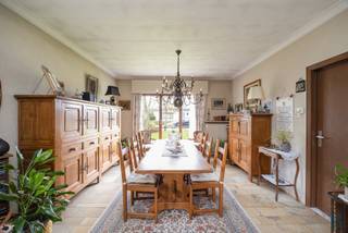 LOCATIE
Deze gelijkvloerse woning in de Bloemenwijk te Kontich combineert rust met een centrale ligging. Je woont in een aangename woonwijk vlak bij invalswegen, scholen, winkels en het centrum van Kontich. Ideaal voor wie rustig wil wonen en toch alles dichtbij wil hebben.
INDELING
Je betreedt de woning via de inkomhal. Vooraan bevinden zich de ruime woonkamer en de gesloten keuken, handig en praktisch ingericht. Achteraan sluit de veranda aan op de tuin. De woonkamer en veranda samen vormen een royale leefruimte van maar liefst 62 m², met veel licht en een mooi zicht om volledig tot rust te komen.
De woning telt vier slaapkamers (15,6 m², 13,5 m², 10 m² en 9,2 m²). Verder is er een badkamer met ligbad, toilet en twee lavabo’s, aangevuld met een apart gastentoilet. Ook de garage met automatische poort is zeker een meerwaarde.
Boven is er een zolder die je kan ombouwen tot extra woonruimte door een vaste trap te voorzien.
Een extra pluspunt is de grote tuin van 963 m², ideaal voor wie graag veel buitenruimte heeft.
TROEVEN
• Gelijkvloers wonen
• Rustige ligging in de Bloemenwijk
• Vier slaapkamers
• Veranda achteraan met zicht op de tuin
• Zolder met uitbreidingsmogelijkheden
• Grote tuin van 963 m²
TECHNISCHE GEGEVENS
Verwarming op stookolie en open haard. Combinatie dubbele en enkele beglazing, hout en PVC, rolluiken.
Asbestveilig
EXTRA
Zoek je een gelijkvloerse woning met vier slaapkamers, een garage en een grote tuin in een rustige buurt? Dan is deze woning zeker een bezoek waard!
Interesse? 0471 38 26 68 • Lex@bauwensvastgoed.be
Stedenbouw in aanvraag.
Deze woning valt onder de renovatieverplichting.
