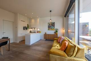 <p>Prachtig instapklaar appartement in een recent gebouw (2017), afgewerkt met parketvloer en gelegen in een rustige, groene omgeving zonder inkijk. Een ideaal appartement voor beginnende starter, alleenstaande of jong of ouder koppel.<br /><br />Dit appartement is bijzonder interessant voor families die graag dicht bij elkaar wonen. In combinatie met het naastgelegen appartement biedt dit een ideale oplossing voor twee gezinnen, ouders en kinderen of een kangoeroewoonconcept, waarbij iedereen zijn eigen privacy behoudt terwijl men toch vlak bij elkaar woont.<br /><br /><strong>INDELING</strong><br />Inkomhal<br />Lichtrijke leefruimte met hoge plafonds<br />Open keuken<br />Twee slaapkamers<br />Berging met aansluiting voor wasmachine<br />Ruim terras bereikbaar vanuit de leefruimte. Voor het terras werd reeds gemeentelijke goedkeuring verkregen om het verder uit te breiden.<br /><br />Gemeenschappelijke berging op het gelijkvloers voor afval.<br /><br />Via de lift bereikt u rechtstreeks de ondergrondse autostaanplaats. Naast de staanplaats bevindt zich extra open ruimte, ideaal voor fietsen of bijkomende opslag.<br /><br /><strong>POSITIEVE ASPECTEN</strong><br />- Recent gebouw (2017)<br />- Instapklaar<br />- Parketvloer<br />- Ruim terras met groen uitzicht en volledige privacy<br />- Goedkeuring voor uitbreiding terras<br />- Ventilatiesysteem aanwezig<br />- Lift rechtstreeks naar de ondergrondse parking<br />- Autostaanplaats met extra ruimte voor fietsen<br />- Syndicus in eigen beheer<br />- Lage gemeenschappelijke kosten: €85/maand<br /><br />Gelegen nabij scholen, winkels, openbaar vervoer en de waterbus, met een vlotte verbinding naar Antwerpen, Brussel en Mechelen. Beschikbaarheid te bespreken. </p>