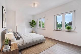 TOPPER!<br /><br />Vlakbij alle invalswegen hebben we deze ruime instapklare woning mét uitweg en garage. <br /><br />Indeling: Op het gelijkvloers kom je binnen via de inkomhal met apart gastentoilet. De eetkamer en gezellige living sluiten naadloos aan op de open keuken, die uitgeeft op het terras. De eerste verdieping beschikt over een ruime slaapkamer, een aparte dressing en een badkamer met douche, ligbad, toilet en dubbel lavabomeubel. Op de tweede verdieping bevinden zich nog twee volwaardige slaapkamers, met toegang naar de extra zolderruimte.<br /><br />TROEVEN:<br />- EPC LABEL B = ENERGIEZUINIG! <br />- ELEKTRICITEIT CONFORM<br />- GARAGE + STAANPLAATS MET UITWEG<br />- VOLLEDIG ONDERKELDERD <br /><br />UC: 20220310-0002557835-RES-1<br />REF: AI/26007/K