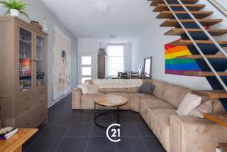 <p>Bent u op zoek naar een interessante investering of een comfortabele woning voor studerende kinderen? Dan is deze volledig gerenoveerde gesloten bebouwing aan de Wilgestraat 60 in Gent zeker een bezoek waard.</p><p>De woning onderging in 2021 een grondige renovatie en werd sindsdien zorgvuldig onderhouden. De voorbije jaren werd ze bewoond door de studerende kinderen van de eigenaar, waardoor ze perfect geschikt is als investering voor studentenhuisvesting, eigen bewoning of klassieke verhuur.</p><p>Op het gelijkvloers bevindt zich een aangename en ruime woonkamer die aansluit op de volledig ingerichte keuken. Dankzij de praktische indeling geniet u hier van een comfortabele leefruimte.</p><p>De eerste verdieping beschikt over een ruime slaapkamer en een verzorgde badkamer. Op de tweede verdieping bevinden zich nog twee volwaardige slaapkamers, waarvan één duplexkamer met een sfeervol slaapgedeelte onder het dak.</p><p>Troeven:</p><p>* Volledig gerenoveerd in 2021<br />* 3 ruime slaapkamers<br />* Ideaal als investering of voor studerende kinderen<br />* Ingerichte keuken<br />* Centrale verwarming op aardgas<br />* Elektrische installatie conform<br />* EPC-label C<br />* Geldig conformiteitsattest aanwezig<br />* Gelegen op een gunstige locatie nabij scholen, universiteiten, openbaar vervoer en alle voorzieningen</p><p>Interesse in deze instapklare woning met uitstekende verhuurmogelijkheden? <br />Plan nu een bezoek op ons 1ste bezoekmoment op dinsdag 9 juni!</p>