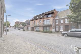 Dit ruim nieuwbouwappartement bevindt zich op het Provenplein in het hart van Proven, een deelgemeente van Poperinge.Het appartement bevindt zich op wandelafstand van een bakker, slager, school, supermarkt... waardoor allerlei verschillende faciliteiten beschikbaar zijn.Indeling:V+2: Inkomhal - apart toilet - leefruimte met open keuken en een aparte bureauruimte - hal - 2 slaapkamers - badkamer voorzien van wasmeubel, douche en ligbad - 2 terrassenGLV: GarageboxExtra's:* EPC: A* Bestuursmaatregelen in het maatregelenregister: nee* Nieuwbouw met mogelijkheid tot aankopen aan 6% BTW* Mogelijkheid tot aankopen van een eigen garagebox voor €25.000* CV op gas met radiatoren* 2 terrassen