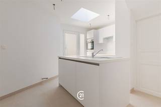 <p>Welkom in deze charmante woning gelegen in het hartje van Geraardsbergen. Dit karaktervolle pand met zijn authentieke bakstenen gevel integreert zich perfect in de historische omgeving van de stad. Met een bewoonbare oppervlakte van 124m² biedt deze woning alle nodige voorzieningen voor een comfortabel gezinsleven.</p><p>De woning beschikt over drie ruime slaapkamers. Het gebouw is recent gerenoveerd met aandacht voor modern leefcomfort. De keuken is voorzien van hedendaagse inrichting, compleet met ingebouwde apparatuur en een praktisch keukeneiland met werkblad. Natuurlijke lichttoetreding zorgt voor een aangenaam werkklimaat in deze ruimte. De badkamer is op het eerste verdiep en beschikt over een douche, wastafel en toilet. Beneden is er nog een berging met toilet. Er is ook een kelder en zolder aanwezig.</p><p>Een bijzondere troef is de prachtige ligging nabij het water, perfect voor ontspanning. De locatie in Geraardsbergen is uitermate gunstig, met uitstekende bereikbaarheid van scholen, winkels en voorzieningen. Vrij vanaf 01/08/2026. </p>