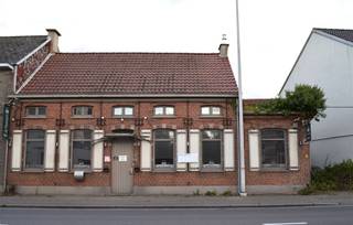 <h1><span>Een pand met een verhaal. Een locatie met nieuwe mogelijkheden.</span></h1><p><span>Sommige panden hebben nét dat tikkeltje meer. Een herkenbare locatie, een rijke exploitatiegeschiedenis en vooral een stevige basis om een nieuw verhaal te schrijven.</span></p><p><span>Langsheen de verbindingsweg tussen <strong>Dendermonde en Aalst</strong>, in het landelijke Oudegem, wordt deze karaktervolle eigendom aangeboden. Jarenlang was deze locatie een <strong>gekende horecazaak en een begrip in de ruime omgeving</strong>. Vandaag biedt het pand een nieuwe eigenaar de kans om voort te bouwen op dat verleden óf resoluut voor een nieuwe invulling te kiezen.</span></p><p><span>De eigendom bevindt zich op een perceel van <strong>381 m²</strong> en beschikt over bijzonder interessante volumes. Enige renovatie en modernisering zijn aan de orde, maar de <strong>basis, indeling en beschikbare ruimte zijn sterk aanwezig</strong>. Hierdoor kan het pand zowel commercieel als residentieel vanuit verschillende invalshoeken worden bekeken.</span></p><p><span>Op het gelijkvloers bevindt zich de voormalige bistro-inrichting met een opvallende <strong>massieve bar</strong>, verschillende knusse zithoeken, een polyvalente bijruimte en een bijkomende verbruikszaal. Aansluitend vinden we de ruime keukenvoorziening met bijkeuken, een kleine kelderruimte en afzonderlijke sanitaire voorzieningen voor dames en heren.</span></p><p><span>De ingesloten buitenruimte sluit rechtstreeks aan op de voormalige horecazaak en kan opnieuw als terras of private buitenruimte worden ingericht. Via de zijdelingse toegang is het perceel eveneens praktisch bereikbaar, onder meer voor laden en lossen.</span></p><p><span>Een belangrijke troef is het <strong>afzonderlijk toegankelijke privatieve gedeelte</strong> op de verdieping. Via een eigen buitentrap bereikt u een riante woon- en leefruimte met authentieke uitstraling, een keukenruimte, afzonderlijk toilet, badkamer met inloopdouche en slaapkamer. Het private dakterras vormt hier een aangename aanvulling.</span></p><p><span>Hoewel het pand een uitgesproken horecaverleden heeft, hoeft het nieuwe hoofdstuk zeker niet hetzelfde te zijn.</span></p><p><span>Dankzij de zichtbare ligging, beschikbare oppervlakte, afzonderlijke ruimtes en combinatie van gelijkvloerse commerciële oppervlakte met een privatief gedeelte zijn er – <strong>mits de nodige vergunningen en stedenbouwkundige haalbaarheid</strong> – tal van andere invullingen denkbaar.</span></p><p><span>Een <strong>vrij beroep, kantoor- of praktijkruimte, handelszaak, winkelconcept, dienstverlening of combinatie van werken en wonen</strong> behoren tot de mogelijkheden. Ook wie het geheel wil herdenken als <strong>private woonst</strong> vindt hier interessante volumes en een basis die ruimte laat voor een grondige, eigentijdse herinrichting.</span></p><p><span>Wie de horecageschiedenis wil verderzetten, beschikt dan weer over een pand waarvan de structuur en indeling reeds jarenlang voor exploitatie werden gebruikt. Met renovatie, technische actualisering en een nieuwe aankleding kan hier opnieuw een eigen concept ontstaan: van bistro, resto &amp; bar tot pizzeria of een andere passende horecabeleving.</span></p><p><span>De kracht van deze eigendom zit precies in de combinatie van <strong>ligging, volume, herkenbaarheid en multifunctionaliteit</strong>.</span></p><p><span>Geen kant-en-klaar nieuwbouwconcept, maar een pand met karakter en geschiedenis dat wacht op een ondernemer, investeerder of particulier die de aanwezige mogelijkheden ziet.</span></p><p><span><strong>Werken en wonen onder één dak? Een eigen handels- of praktijkruimte creëren? Een bestaand horecaconcept nieuw leven inblazen? Of het geheel transformeren tot een verrassend ruime private woonst?</strong></span></p><p><span>De eigendom wordt bovendien met een <strong>scherpe prijszetting</strong> in de markt geplaatst, waardoor renovatie en verdere herinrichting binnen het totaalproject kunnen worden meegenomen.</span></p><p><span><strong>Oudegemse Baan 108 is klaar voor een volgend hoofdstuk. </strong></span>Meer informatie, plannen of een bezoek ter plaatse?</p><p>Contacteer ons T. <strong>078 482000</strong> |<strong> info@rented.be </strong>| <strong>0475 648870</strong></p><p><br /><i><strong>Rented | R-Vastgoed  :  Uw vastgoed onze diensten.</strong></i><br /><br /> </p>