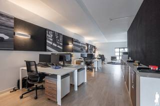 <p><span><strong>Huurprijs: 1.860 EUR per maand<br />+ 140 EUR per maand voor de twee ondergrondse autostaanplaatsen<br />Huurwaarborg = 3 maanden huur<br />Beschikbaar: 01/02/2026<br /></strong></span><br /><br /><span>Beschrijving van het kantoor:<br /></span><br />In het karaktervolle gebouw Residentie “Rivale”, het voormalige kantoorgebouw en pakhuis van de Ancofabriek, wordt dit instapklare kantoor met een oppervlakte van 137,9 m² en een ruim terras van 15 m², gelegen op de vierde verdieping. De ruimte is praktisch ingedeeld en beschikt over een aparte vergaderzaal, een afzonderlijke keuken en een apart toilet, wat zorgt voor extra comfort en functionaliteit. <br /><br />Dankzij de grote raampartijen met dubbel isolerende beglazing geniet het kantoor van veel natuurlijk licht en een aangename werkomgeving. Daarnaast zijn er twee ondergrondse autostaanplaatsen verplicht bij te huren aan 140 EUR per maand, met bovendien de mogelijkheid tot elektrisch opladen.<br /><br /><span>Bijzonderheden: </span><br />- Ruim terras van ca. 15 m²<br />- Aparte vergaderzaal<br />- Afzonderlijke keuken<br />- Twee ondergrondse autostaanplaatsen met mogelijkheid tot elektrisch opladen<br />- Voldoende parkeergelegenheid in de omgeving<br />- Nabij winkels en openbaar vervoer</p>