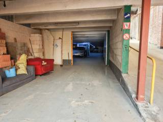 <p>Dit magazijn biedt een praktische opslagruimte op een goed bereikbare locatie in Deurne. Dankzij de ruime oppervlakte en aanwezige nutsvoorzieningen is het geschikt voor diverse opslag- en werkactiviteiten.</p>
<p><strong>Indeling:</strong><br />De private opslagruimte heeft een bruikbare oppervlakte van ca. 1.249m². De toegang gebeurt via een gezamenlijke doorrit die leidt naar het magazijn op het gelijkvloers. In het magazijn zijn elektriciteits- en watervoorzieningen aanwezig.<br />Er zijn momenteel verschillende compartimenten voorzien, die indien gewenst eenvoudig geopend of aangepast kunnen worden. Ook het creëren van bijkomende compartimenten behoort tot de mogelijkheden.</p>
<p><strong>Buitenruimte:</strong><br />Achteraan bevindt zich een kleine buitenruimte die kan dienen als buitenopslag.</p>
<p><strong>Bijzonderheden:</strong><br />Private opslagruimte van ca. 1.249m².<br />Toegang via gezamenlijke doorrit.<br />Voorzien van elektriciteit en water.<br />Flexibele indeling met bestaande compartimenten.<br />Optie tot aankoop van bovenliggend magazijn van ca. 800m².</p>
<p><strong>Ligging:</strong><br />Gelegen aan de Herentalsebaan 198 te Deurne, met een vlotte verbinding richting Antwerpen en omliggende invalswegen.</p>