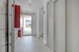 Ontdek dit prachtige BEN-penthouse aan de Aarschotsesteenweg, waar energiezuinig wonen, ruimte en hedendaags comfort perfect samenkomen. Met een bewoonbare oppervlakte van 132 m², drie slaapkamers, twee badkamers en twee terrassen vormt dit appartement de ideale thuisbasis voor wie op zoek is naar comfortabel wonen op een vlot bereikbare locatie.<br /><br />Bij het betreden van het penthouse valt meteen de aangename ruimtelijkheid op. De lichtrijke leefruimte vormt het hart en biedt toegang tot beide terrassen, waardoor binnen en buiten mooi in elkaar overvloeien. Dankzij deze twee terrassen geniet u op verschillende momenten van de dag van een aangename buitenruimte. Verder beschikt het appartement over drie volwaardige slaapkamers en twee badkamers, waardoor er voldoende ruimte is voor een gezin, thuiswerk of logés. Als BEN-penthouse voldoet het bovendien aan strenge energieprestatienormen, wat garant staat voor een energiezuinige en comfortabele woonervaring.<br /><br />Ook aan praktisch comfort werd gedacht. In de ondergrondse verdieping beschikt het appartement over een autostaanplaats en een berging, daarboven is er ook nog een gezamenlijke fietsenstalling.<br /><br />De combinatie van 132 m² woonoppervlakte, drie slaapkamers, twee badkamers, twee terrassen en de energiezuinige BEN-standaard maakt van dit penthouse een bijzonder compleet geheel op een centrale locatie in Wilsele.<br /><br />Mis deze unieke kans niet en neem vandaag nog contact op voor een bezichtiging via ben@sophimo.be of op 0468 58 04 09!