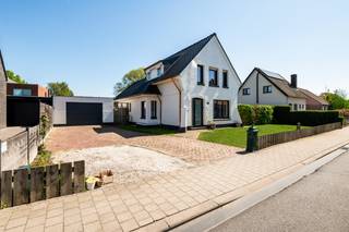 Deze degelijke, vrijstaande woning ligt op een steenworp afstand van het centrum van het rustige polderdorp Berendrecht. Hoewel u hier landelijk woont, zijn winkels, scholen en openbaar vervoer allemaal op wandelafstand bereikbaar. De woning dateert van 1955 maar werd steeds met grote zorg onderhouden. Er werden de laatste jaren reeds verschillende energetische aanpassingen uitgevoerd zoals een vernieuwd dak, nieuwe ramen, geïsoleerde muren, 18 zonnepanelen,... waardoor ze kan profiteren van een erg gunstig EPC-label B. Binnenkomen doet u via een aparte inkomhal, die toegang geeft tot zowel de ondiepe kelder als de leefruimte. Grote ramen trekken flink wat daglicht naar binnen in de ruime, L-vormige woonkamer. Een pelletkachel zorgt voor extra warmte tijdens koudere dagen. Grenzend aan de woonkamer bevindt zich een grote, comfortabel ingerichte leefkeuken, waar opnieuw heel wat daglicht binnenvalt dankzij grote raampartijen. Het schuifraam en een achterdeur zorgen tevens voor een rechtstreekse verbinding naar het terras en de tuin. Het gelijkvloers telt verder nog een apart toilet en badkamer, voorzien van ligbad, douche, handdoekdradiator en wastafel. Ook de aansluitingen voor wasmachine en droogkast kan u in de badkamer terugvinden en een zolderluikje geeft toegang tot een bergzolder op de 1e verdieping. De gelijkvloerse verdieping werd tevens voorzien van vloerverwarming. Vanuit de inkomhal leidt een trap naar de nachthal op de 1e verdieping. Deze verbindt de 2 bijzonder ruime slaapkamers met een 2e badkamer, uitgerust met douche, toilet en wastafel. Vanuit de slaapkamer vooraan heeft u via een zolderluik toegang tot een 2e zolderruimte op de 2e verdieping. Deze bergzolder biedt heel wat plek om allerhande spullen in op te bergen. Het perceel heeft een totale oppervlakte van 375m². De grote, zuid-oost georiënteerde tuin werd volledig omheind en heeft een super tof overdekt terras en een jacuzzi met afdak. U vindt hier dus absoluut een heerlijk rustig plekje waar u in alle privacy van het zonnetje en de buitenlucht kan genieten. Verder is er nog een losstaande, gemetste garage met automatische poort aanwezig. Hierin kan u gemakkelijk uw wagen parkeren. Ook op de oprit is er voldoende plek voor 3 à 4 wagens. In de garage werd er nog een grondwaterpomp voorzien. De 18 zonnepanelen beschikken over groenestroomcertificaten, dewelke de komende 4 jaar nog ongeveer €5.600 zullen opbrengen.