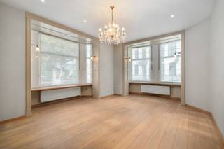 [[ DIT PAND NEEMT DEEL AAN DE ERA OPEN HUIZEN DAG OP 6/12 VAN 9:30 TOT 10:30 ]]
<p>Deze authentieke woning biedt maar liefst vijf slaapkamers, een garage en een buitenterras. Het huis heeft karaktervolle elementen zoals Congolees houten deuren met loodglasramen en beschikt bovendien over een volledige kelder.</p>

<p>Er is bovendien een goedgekeurde bouwvergunning om de woning te verbouwen tot kantoor en duplexappartement, wat extra potentieel biedt voor wie op zoek is naar een pand met mogelijkheden.</p>

<p>Op het gelijkvloers tref je een ruime keuken (12m²), een lichte leefruimte (21m²) en een moderne badkamer (5m²). De eerste verdieping biedt drie volwaardige slaapkamers (10-10-16m²) en één kleinere kamer (6m²), terwijl je op de tweede verdieping nog twee extra kamers (9-11m²) en een zolderruimte (23m²) vindt. Dankzij de indeling leent de woning zich ook perfect voor een kantoorruimte.</p>

<p>De ligging is een absolute troef: het station en diverse bushaltes liggen op wandelafstand, net als winkels, scholen en alle dagelijkse voorzieningen. Voor ontspanning ligt het Egmontpark vlakbij, een groene oase met wandelpaden en speelzones.</p>

<p>Mis deze kans niet en plan vandaag nog een bezoek!</p>