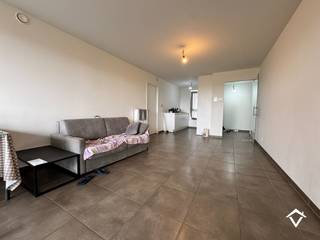 Dit appartement (C2.3) is gelegen op de 2de verdieping in de Residentie Brouwershof te Westrozebeke (Staden) en bestaat uit: inkomhal - toilet - badkamer - leefruimte - keuken - berging - 2 slaapkamers - terras - garagebox (G114)<br /><br />Troeven van dit appartement: <br />- EPC-label A<br />- bewoonbare oppervlakte van 84,21 m²<br />- terras van 8,22 m²<br />- momenteel is het appartement met garagebox verhuurd aan 700 €/mnd<br /><br />Verkoop onder het stelsel van 21% BTW.