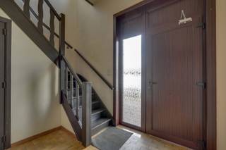 <p>Dit appartement in Hasselt met 4 slaapkamers en een extra kamer biedt een uitzonderlijke woonoppervlakte van 202 m² en combineert ruimte, comfort en een aantrekkelijke ligging. Gelegen op de eerste verdieping van een kleinschalig gebouw met slechts twee appartementen geniet je hier van een rustige en huiselijke sfeer zonder gemeenschappelijke kosten.</p><p>Bij het binnenkomen valt meteen de royale leefruimte op, waar je geniet van een open en aangename indeling. De ruimte biedt tal van mogelijkheden om een gezellige zithoek en eetruimte te creëren en vormt het hart van het appartement. Aansluitend bevindt zich de keuken, die praktisch is ingericht en vlot aansluit op het dagelijkse gebruik.<br /></p><p>Het appartement beschikt over vier volwaardige slaapkamers, elk met voldoende ruimte en flexibiliteit in gebruik. Of je nu extra kamers nodig hebt voor kinderen, logees of een dressing, hier is alles mogelijk. Daarnaast is er nog een extra kamer die perfect kan dienen als bureau, hobbyruimte of zelfs vijfde slaapkamer, ideaal voor wie thuis werkt of extra ruimte wenst.</p><p>Buiten geniet je van een aangename buitenruimte achteraan het perceel, waar je de mogelijkheid hebt om een terras in te richten en te ontspannen in alle rust. De garage en bijkomende parkeermogelijkheden zorgen voor extra praktisch comfort.<br /></p><p>De ligging vormt een grote troef. Op korte afstand vind je sportclubs, een kinderboerderij en het natuurgebied De Platwijers, ideaal voor ontspanning en recreatie. Tegelijk bereik je vlot de Corda Campus, winkels, scholen en openbaar vervoer, waardoor je geniet van een perfecte balans tussen rust en bereikbaarheid.<br /></p><p>Binnenin combineert de indeling het gevoel van een ruime woning met het gemak van een appartement. De afwezigheid van maandelijkse gemeenschappelijke kosten maakt het geheel financieel extra interessant. Bovendien kunnen de aanwezige meubels en roerende goederen indien gewenst worden overgenomen.<br /></p><p>Dit appartement is ideaal voor wie op zoek is naar ruimte, flexibiliteit en een aangename woonomgeving in Hasselt. Interesse om deze unieke kans zelf te ontdekken? Neem contact op en plan je bezoek.</p>