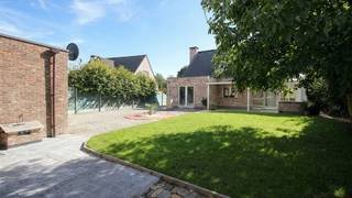 Op de rand van het centrum gelegen villa met tuin op een perceel van 7 are 90 ca. <br />Goede verkeersverbinding naar Mechelen.<br />Omvat: inkomhal, wc, living met open ingerichte keuken, garage, wasplaats, 4 slaapkamers en 2 bad-douchekamers (waarvan 1 slaapkamer en 1 badkamer op het gelijkvloers). <br />Achteraan overdekt terras.<br />Totale vloeroppervlakte: ±220m² + bijgebouw.<br />Afzonderlijk bijgebouw met wc en berging.<br />CV op aardgas hoogrendement condenserend. EPC: 212 kWh/m² jaar - energielabel C - UC: 3695110-RES-1. Ki 1.760 euro.<br />Bouwjaar: 2012.<br />De woning is momenteel verhuurd en kan opgezegd worden door kopers voor eigen gebruik mits vooropzeg van minimum 6 maanden vanaf de notariële akte.<br />Stedenbouwkundige vastgoedinfo in aanvraag (woongebied en achteraan in woonuitbreidingsgebied).<br />Niet overstromingsgevoelig - gebouwscore A - perceelscore A.