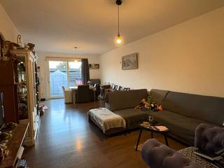 Dit ruime, energiezuinige appartement met 2 slaapkamers, een groot terras en een autostaanplaats bevindt zich op het gelijkvloers in een...