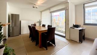 Dit appartement van ca 105 m² is gelegen op de tweede verdieping op een heerlijke locatie in de Antwerpse Theaterbuurt. Terrasjes en gezellige pleintjes wisselen elkaar af en ook alle winkels bevinden zich op enkele stappen. Pal in hartje stad, in een rustige zijstraat van Hopland en dus vlakbij de Schuttershofstraat en de gezellige Vogeltjesmarkt… Citylife op zijn best!<br /><br />Bovendien is een vlotte bereikbaarheid gegarandeerd dankzij de nabijheid van tal van invalswegen, openbaar vervoer en het Centraal Station op slechts 5 minuutjes wandelen.<br /><br />Dankzij de grote raampartijen en het schuifraam naar het zuidwestelijk georiënteerde terras is er een aangename lichtinval. De keuken met ontbijttoog werd hoogwaardig afgewerkt en voorzien van alle nodige inbouwtoestellen: kookvuur, combi-oven, vaatwasser en koelkast met vriezer. <br /><br />De twee slaapkamers zijn aangenaam ruim en kunnen gebruikmaken van de badkamer met ligbad, douche en dubbele lavabo. <br /><br />Apart gastentoilet en berging met aansluiting voor wasmachine. Een tweede praktische bergruimte voorziet in extra opslagruimte.<br /><br />Een praktische kelderberging en autostaanplaats in de ondergrondse garage zijn is reeds begrepen in de huurprijs. Een gemeenschappelijke fietsenstalling vervolledigt het plaatje. <br /><br />Gemeenschappelijke lasten, inclusief provisie voor water: 150 Euro per maand.<br />De nutsvoorzieningen gas en elektriciteit zijn privé op te nemen door de huurder.<br /><br />Onmiddellijk beschikbaar.