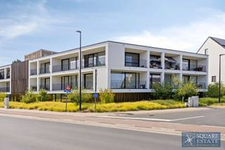 <p><span>Square Estate vous propose ce superbe appartement située dans une construction récente au centre de Wemmel.</span></p><p><span> </span></p><p><span>L'appartement se compose comme suit : un hall d'entrée, un spacieux et lumineux salon, une cuisine ouverte et entièrement équipée avec accès à la grande terrasse, un hall de nuit menant à deux chambres à coucher, une buanderie, une salle de bain avec double lavabo ainsi qu'une toilette séparée. Un jardin ainsi qu'une terrasse privative complète également ce bien.</span></p><p><span> </span></p><p><span>L'appartement dispose d'un système de ventilation double flux, d'un triple vitrage ainsi que d'un vidéo-parlophone. </span></p><p><span> </span></p><p><span>Un emplacement de parking est également présent et déjà inclus dans le prix du loyer ainsi qu'une cave. </span></p><p><span> </span></p><p><span>Les charges communes s'élèvent à 80€/mois. </span></p><p><span> </span></p><p><span>Pour plus d'informations ou planifiez une visite, veuillez contactez Square Estate au 02/460.42.01 ou à <span>info@square-estate.be</span></span><span> </span></p><p><span> </span></p>