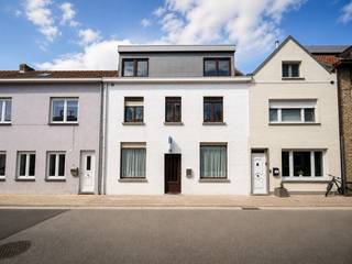 Op een uiterst centrale ligging, in het centrum van Heist-aan-Zee, bevindt zich deze ruime stadswoning met maar liefst vier volwaardige slaapkamers, drie volwaardige woonlagen en een aangename, zongerichte stadstuin. De woning is op te frissen of te renoveren, maar biedt dankzij haar royale volumes en praktische indeling bijzonder veel mogelijkheden.<br /><br />De ligging is centraal, met alle winkels op wandelafstand en het strand en het station op 5 minuten wandelen. <br /><br />Indeling: Inkom, grote woonkamer, een aparte keuken voorzien van alle toestellen die uitgeeft op de stadskoer achteraan. Op het gelijkvloers vindt u verder een gastentoilet en een praktische berging.<br /><br />De eerste verdieping beschikt over twee ruime slaapkamers, een badkamer voorzien van douche, lavabo en toilet, evenals een aparte wasplaats.<br />Op de tweede verdieping bevinden zich nog twee volwaardige slaapkamers, ideaal als kinderkamers, logeerkamers of bureauruimte.<br /><br />De woning is energiezuinig met een energielabel D, asbestveilig en voorzien van rolluiken.<br /><br />Bezoek warm aanbevolen!<br /><br />Bezoeken? Graag na afspraak met Maxim Slabbinck op 0494/52.59.73.