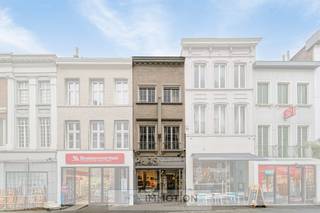 Commercieel zeer goed gelegen handelswoning in hartje Kortrijk !<br /><br />Deze aantrekkelijke handelswoning is gelegen in de bruisende Lange Steenstraat, een levendige winkelstraat met een hoge voetgangersstroom en uitstekende zichtbaarheid.<br /><br />Deze handelswoning heeft de volgende indeling : <br />Gelijkvloers: winkelruimte van +/- 50 m², ideaal voor detailhandel of een boetiek. <br />Bovenverdiepingen: twee verdiepingen met een appartement.<br />Dit te renoveren appartement beschikt over 2 slaapkamers, woonkamer, keuken, badkamer en een zolder. <br />Dit pand combineert een toplocatie met een uitstekende indeling, waardoor het een ideale investering is voor ondernemers en beleggers.<br />Grijp deze unieke kans en vestig uw zaak in een van de meest populaire winkelstraten van Kortrijk !<br /><br />Voor meer informatie of een bezichtiging, aarzel niet om contact op te nemen met Christophe :<br />T 0497 41 37 37<br />M christophe@immotion.be