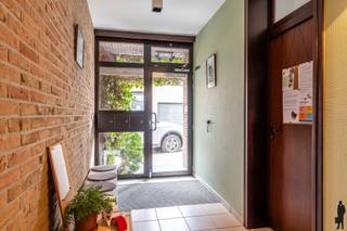 Gunstig gelegen opbrengsteigendom nabij het centrum van DuffelSpecifieke kenmerken:- 2 appartementen, 1 studio en één kantoor/praktijkruimte op het...