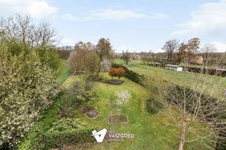 <p><span>Perfect onderhouden woning met 6 slaapkamers en werkhuis/garage in groene omgeving te Viversel (HeusdenZolder).</span></p><p><span> </span></p><p><span>Belangrijkste troeven: </span></p><p><span>- Centrale ligging</span></p><p><span>- Kwalitatief afgewerkt</span></p><p><span>- Uitstekend onderhouden</span></p><p><span>- 6 slaapkamers</span></p><p><span>- Volledig aangelegde tuin</span></p><p><span>- Groene omgeving</span></p><p><span>- Garage/ werkhuis van 60m² + kelder en zolder</span></p><p><span>- Zonnepanelen</span></p><p><span> </span></p><p><span>Bekijk zeker ook de foto's en de grondplannen met de afmetingen. Zo krijgt u van thuis uit al een perfect beeld van wat deze woning te bieden heeft!</span></p><p><span> </span></p><p><span>Wenst u meer info of een vrijblijvende bezichtiging, contacteer dan ons kantoor op het nummer 011 85 15 15 en wij helpen u graag verder. </span></p>