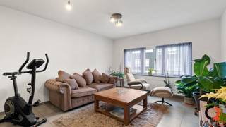 Instapklaar en energiezuinig 1-slaapkamer appartement met groot terras gelegen in het centrum van Leopoldsburg, bestaande uit:+ Leefruimte bestaande...