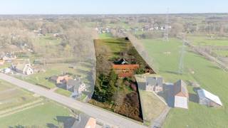 Mooi gelegen te ver- of herbouwen hoeve te koop te Sint-Niklaas (Sinaai) met achterliggende weide.De hoeve bevat een woning en grote stal/schuur en...