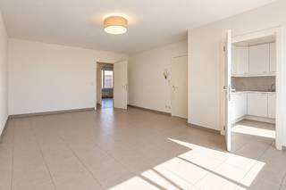 <p>Op zoek naar een <strong>comfortabel en energiezuinig appartement met buitenruimte</strong>, pal in het centrum van Wechelderzande? </p><p>Dit ruime gelijkvloerse appartement combineert een praktische indeling met <strong>2 volwaardige slaapkamers, een eigen tuin, terras én individuele garage(verplicht aan te kopen aan 23.000 euro)</strong>.</p><p>Een belangrijke extra troef is het energiezuinige karakter van het appartement. <strong>Recent werd een volledig nieuwe warmtepomp geïnstalleerd</strong>, waardoor het appartement vandaag beschikt over een <strong>EPC-label B</strong>. Een mooie meerwaarde die niet alleen zorgt voor hedendaags wooncomfort, maar ook voor een lager energieverbruik en een toekomstgerichte woning.</p><p>Via de inkomhal bereik je de <strong>ruime en lichtrijke woonkamer</strong>, met aansluitend een afzonderlijke, volledig ingerichte keuken voorzien van elektrisch kookvuur, dampkap, oven, koelkast.</p><p>Verder beschikt het appartement over <strong>twee ruime slaapkamers</strong>, een badkamer met ligbad en dubbele wastafel in meubel en een praktische afzonderlijke was- en bergruimte.</p><p>Ook buiten heeft dit appartement heel wat te bieden. Aan de achterzijde bevindt zich een <strong>privé terras met aansluitende individuele tuin</strong>: een fijne plek om rustig buiten te zitten, te ontspannen of gezellig te tafelen.</p><p>De <strong>bovengrondse individuele garage</strong> maakt het plaatje compleet en biedt niet alleen parkeergemak, maar ook bijkomende opslagruimte.</p><p>·Recent geïnstalleerde <strong>warmtepomp</strong></p><p>·<strong>Energiezuinig – EPC-label B</strong></p><p>·Gelijkvloers wonen</p><p>·Ruime en lichtrijke leefruimte</p><p>·<strong>2 volwaardige slaapkamers</strong></p><p>·Privé terras én <strong>eigen tuin</strong></p><p>·Afzonderlijke was- en bergruimte</p><p>·<strong>Individuele garage verplicht aan te kopen aan 23.000 euro</strong></p><p>·Centrale ligging in Wechelderzande</p><p>Om een zo volledig mogelijk beeld te geven, wordt het appartement <strong>niet alleen voorgesteld aan de hand van actuele, bewerkte foto’s, maar ook met sfeervolle renders en interieurvisualisaties</strong>.</p><p>Deze visualisaties tonen hoe de ruimtes met een hedendaagse inrichting optimaal tot hun recht kunnen komen en laten je meteen het <strong>volledige potentieel van het appartement</strong> ontdekken.</p><p><strong>Plan vandaag nog je bezoek en ontdek zelf de ruimte, het comfort en de mogelijkheden van dit appartement.</strong></p>