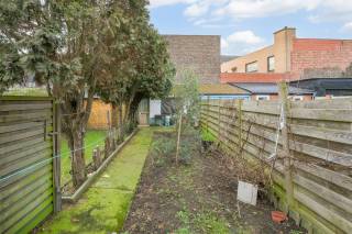 Wie op wandel-/fietsafstand van Gent-centrum, een gezellige rijwoning zoekt, zal hier zijn gading vinden.<br />In een rustige straat vinden we deze 2-gevelwoning terug met een west georiënteerde tuin (met inbegrip van een grote tuinberging), op slechts 600m van de oprit richting de E17/E40.<br />De woning dient opgefrist te worden, maar dat betekent vooral een unieke kans om deze woning volledig naar eigen smaak te vernieuwen.  De totaal bewoonbare oppervlakte van 122 m² en de mooie lichtinval geven alvast een sterke basis.<br /><br />Indeling: <br />*Gelijkvloers: inkomhal, 1ste slaapkamer/bureauruimte/fietsenberging, een grote lichtrijke leefruimte met aangekoppelde keuken.  Via de keuken komt men in de badkamer (lavabo, toilet en een douche) en een achterliggende tuin (overdekt terras waar men de avondzon kan capteren).<br />*1ste verdieping: 2 mooie grote slaapkamers<br />*2de verdieping: 2 mooie grote slaapkamers<br /><br />Er geldt GEEN renovatieplicht!<br /><br />Mobiscore: 9,4/10<br /><br />Indien u meer info wenst of een bezoek ter plaatse, aarzel dan niet en neem gerust contact op met Pieterjan Windey op pw@entree.be of gsm 0472 80 20 65