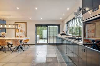 Instapklare woning met handelsruimte – wonen en werken in perfecte harmonieOntdek deze recente, instapklare woning waar comfortabel wonen en...