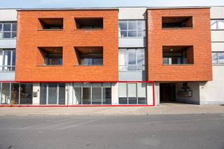 Immo Pické biedt u deze uiterst gunstig gelegen kantoorruimte/handelspand van maar liefst 135 m² aan in het hart van Halle, gelegen op een...